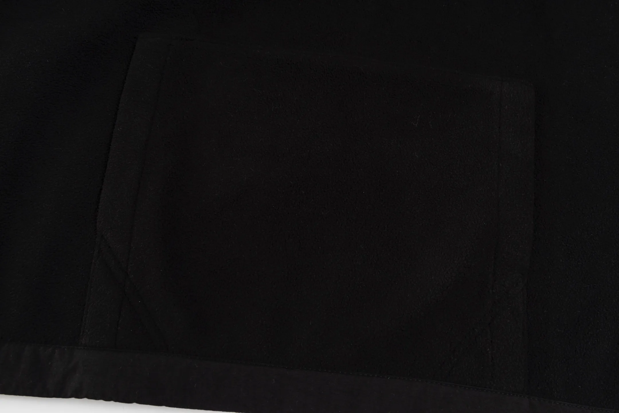 P430 [Exclusive supply] CH Crow Heart Horseshoe double-sided brushed polar fleece hooded sweatshirt. The fabric is made of rare terry and brushed composite fabrics, bringing the ultimate soft touch and excellent thermal insulation performance. The fabric has been treated with a special double-sided brushing process to form a delicate polar fleece surface, which not only maintains a crisp shape but also improves wearing comfort. The chest is decorated with the brand's iconic horseshoe embroidery, using high-density embroidery thread to outline a three-dimensional texture. The collar is edged with imported lambskin and matched with a Crusader flower snap buckle made of real antique silver. The details are full of luxury. The hem is embellished with traditional melon beads, each of which is hand-made genuine antique silver. The interior is treated with velvet to ensure warmth and temperature locking. The overall craftsmanship continues Chrome Hearts' consistent meticulous workmanship. From fabric selection to decorative details, it reflects the brand's ultimate pursuit of quality, perfectly integrating street style with high fashion. Size:S-M-L